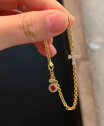 Bracelet Doré – Croix et Rubis Étincelants