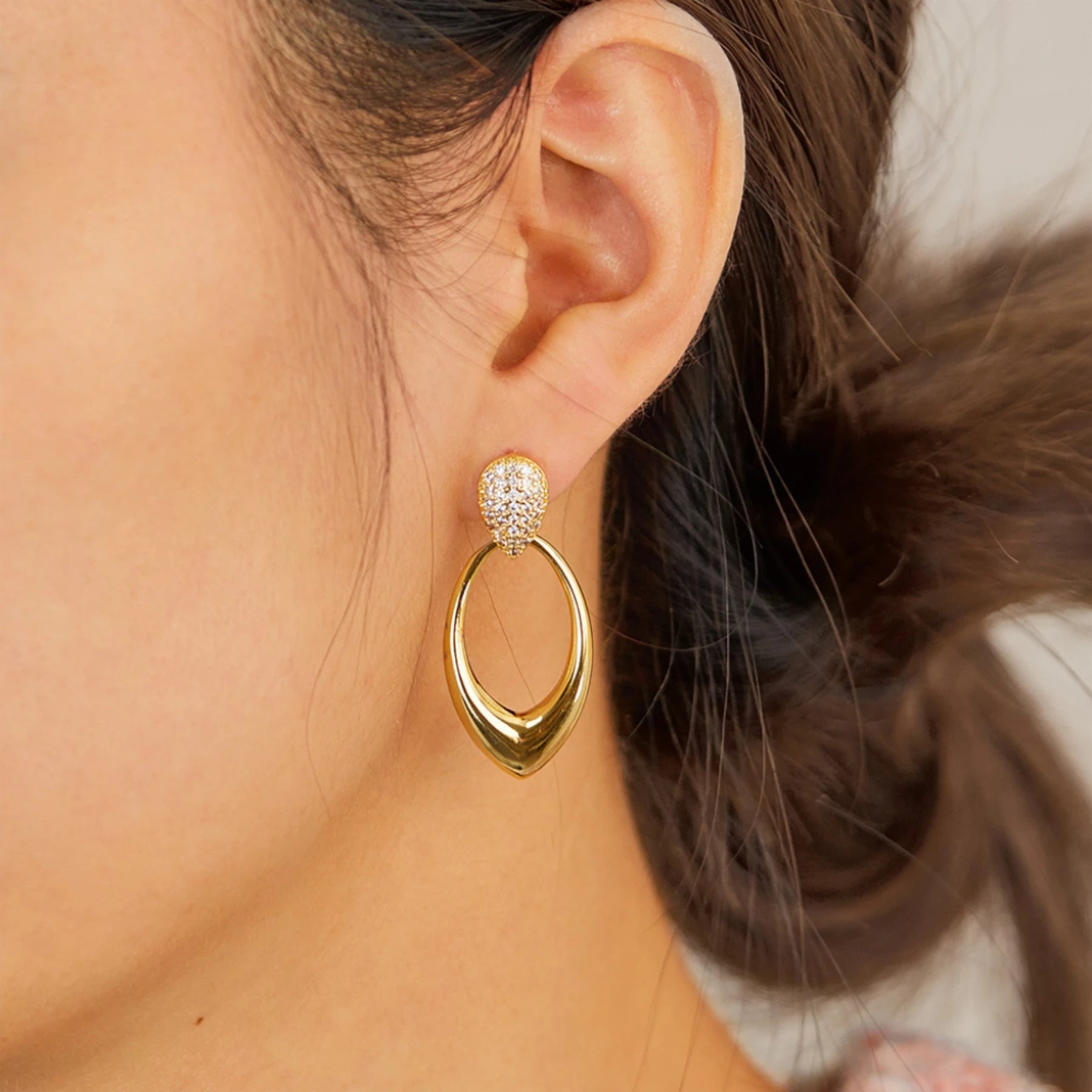 Boucles d’oreilles pendantes goutte dorée